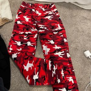 NEVER WORN !! Camo print cargo pants SIZE SMALL
